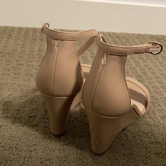 Kelly & Katie Bage wedges little scratch at the back on the right heel - Picture 3 of 3